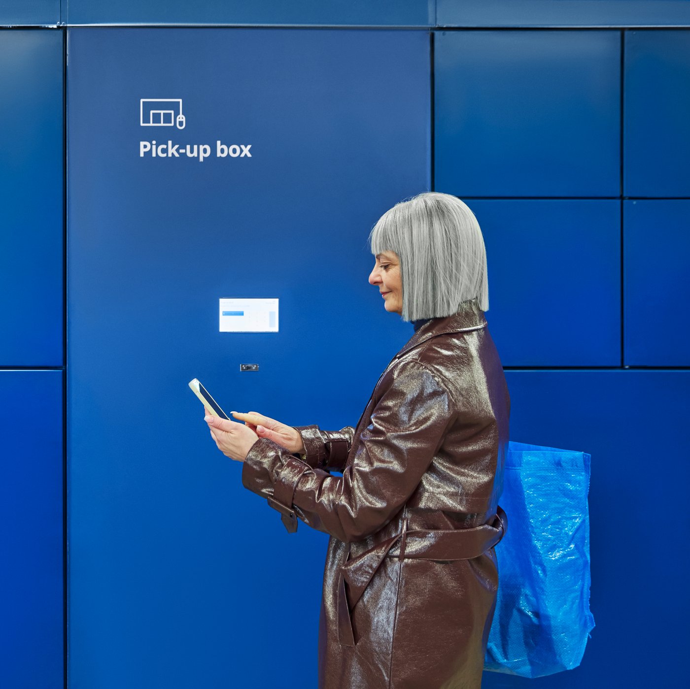 Eine Frau an einer IKEA Abholbox