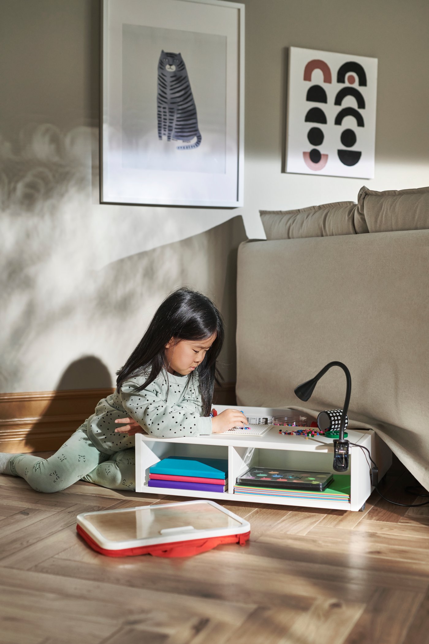 Un spot à pince à DEL NÄVLINGE noir dans une chambre d’enfants