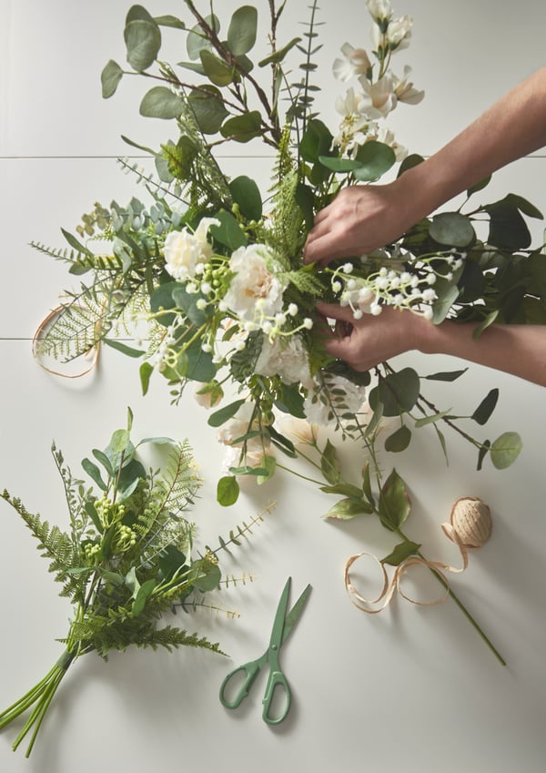 primer plano de ramo de flores artificiales atado a mano y SMYCKA