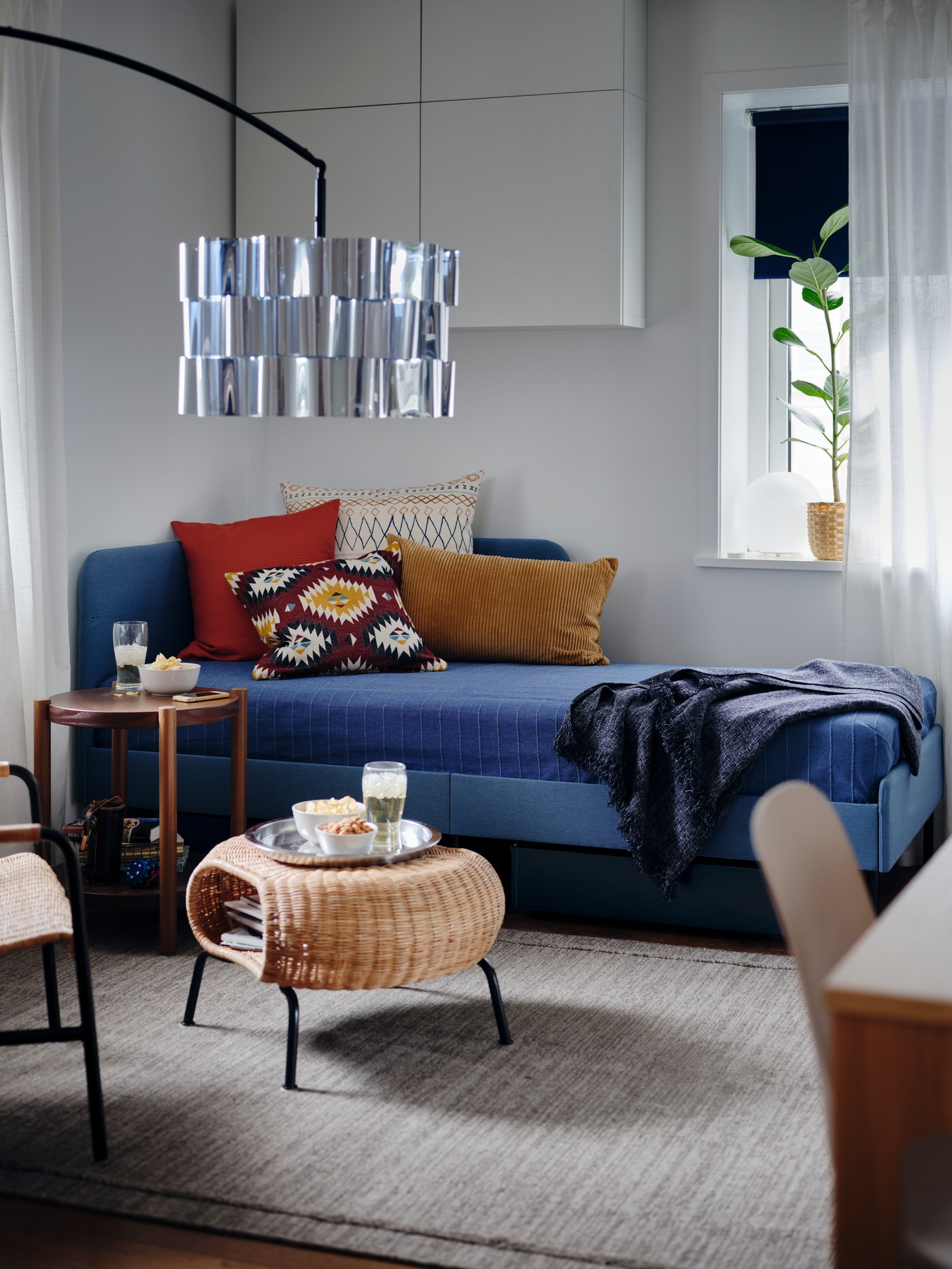 Ein GAMLEHULT-Hocker aus Rattan/Anthrazit mit Stauraum im Schlafzimmer