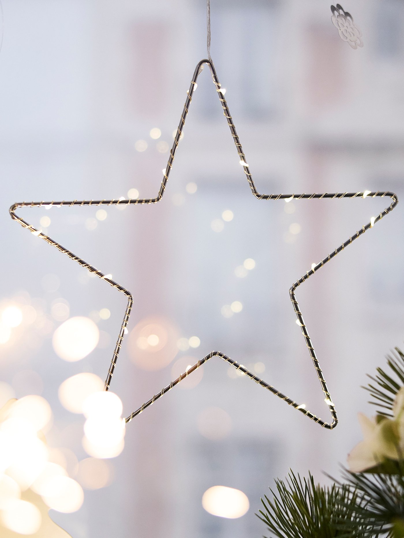 A battery-operated/star-shaped silver-colour STRÅLA LED decoration lighting