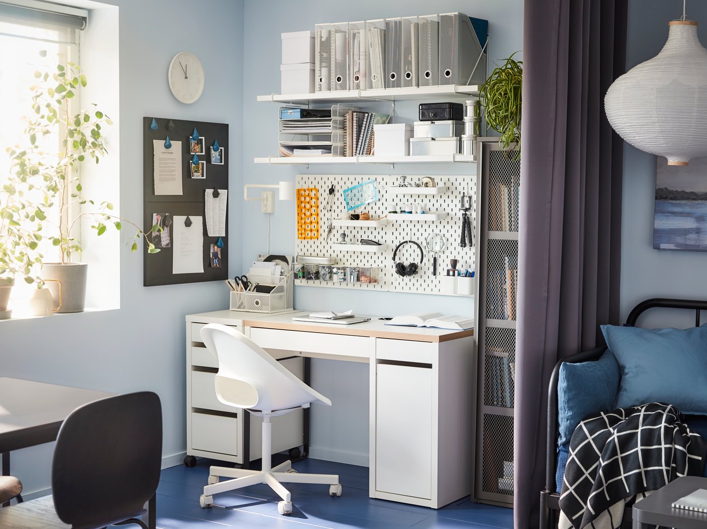A white DRÖNJÖNS letter tray in the home office