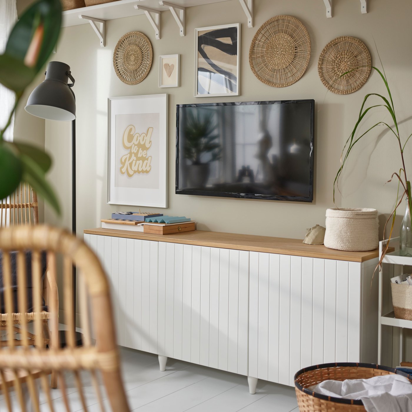 Poster u KNOPPÄNG okviru i tri GILLSTAD zidne dekoracije vise na zidu blizu TV-a iznad BESTÅ kombinacije za odlaganje.