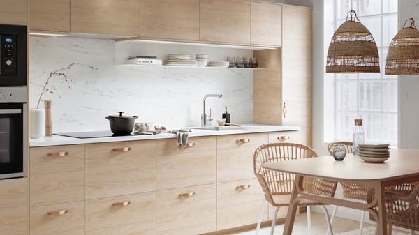 A light ash effect ASKERSUND door in the kitchen