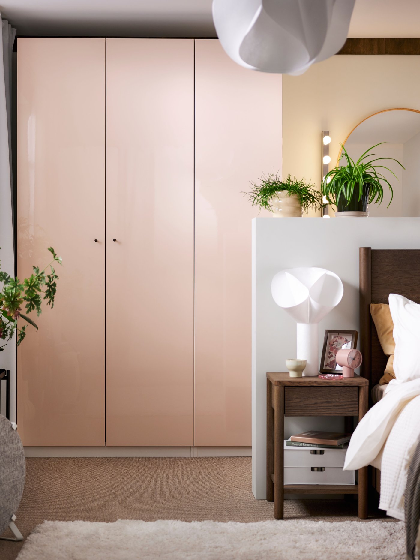 Beiger PAX in einem modernen Schlafzimmer.