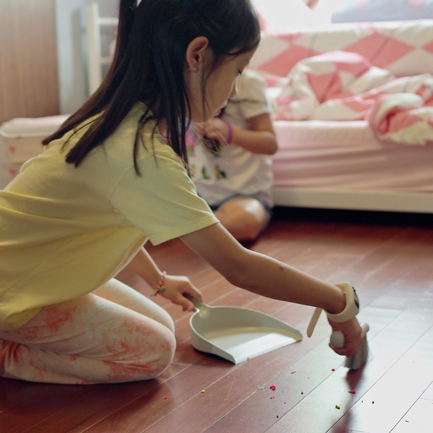 A grey PEPPRIG dust pan and brush in the childrens room