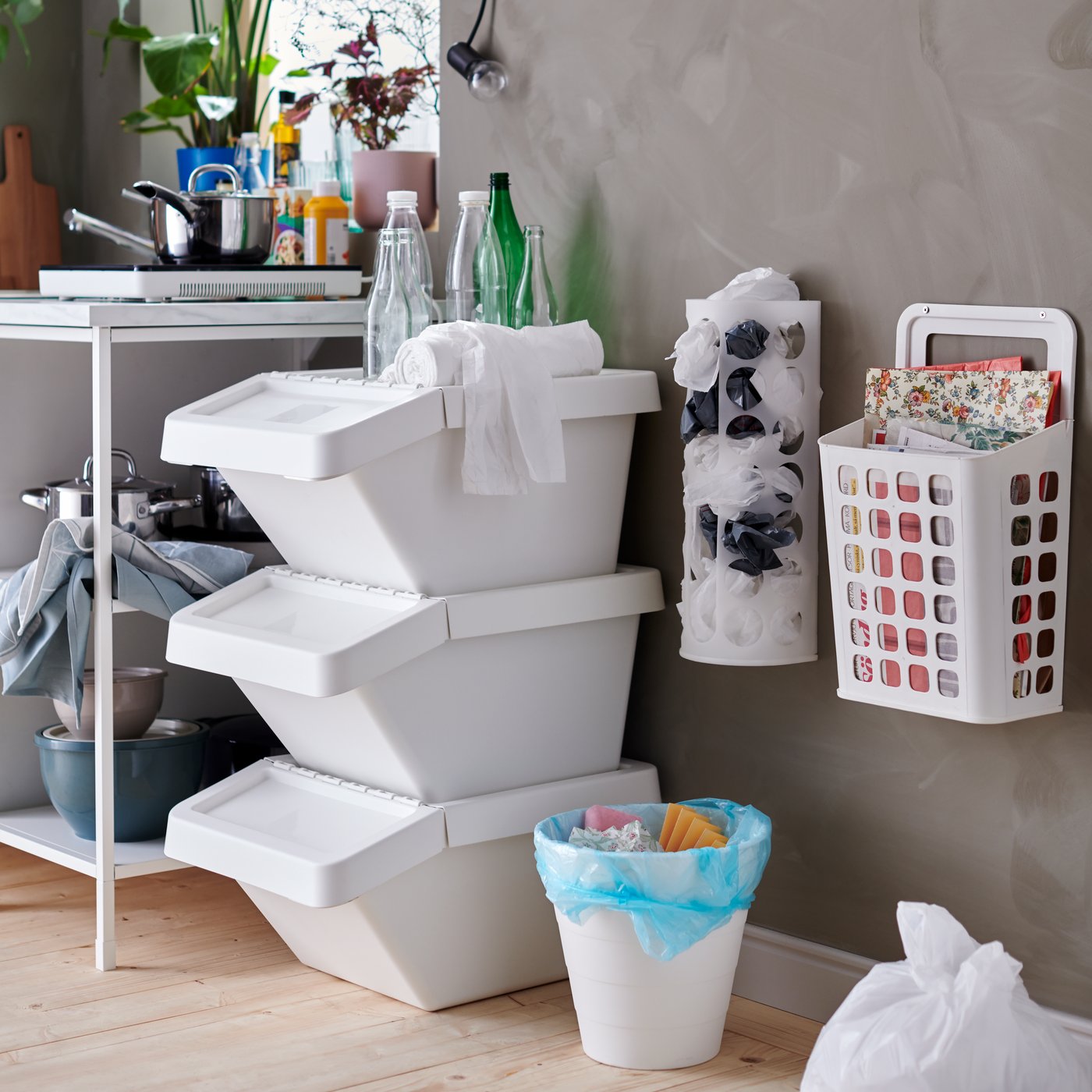 A white VARIERA waste bin in the kitchen