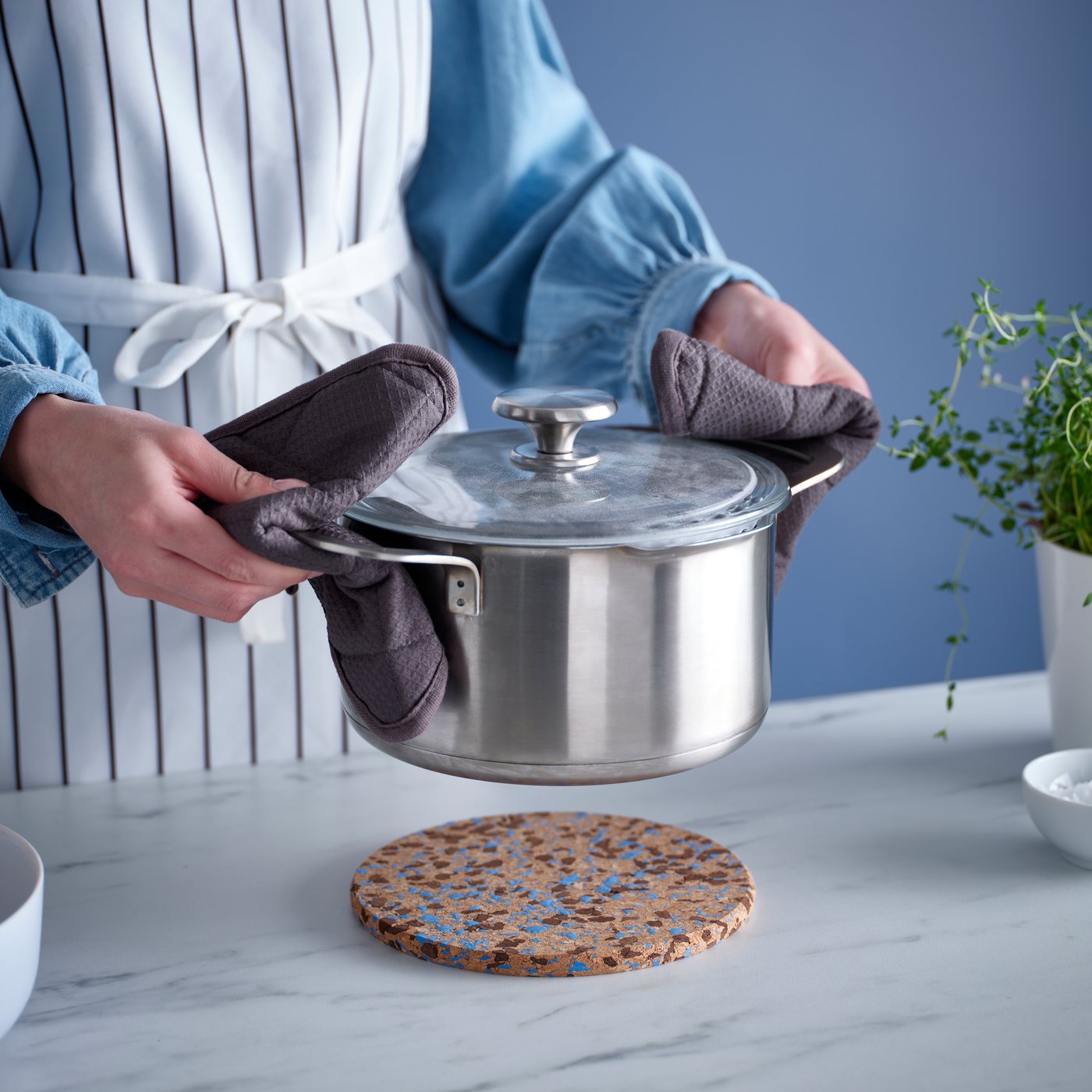A stainless steel/glass HEMKOMST pot with lid in the kitchen