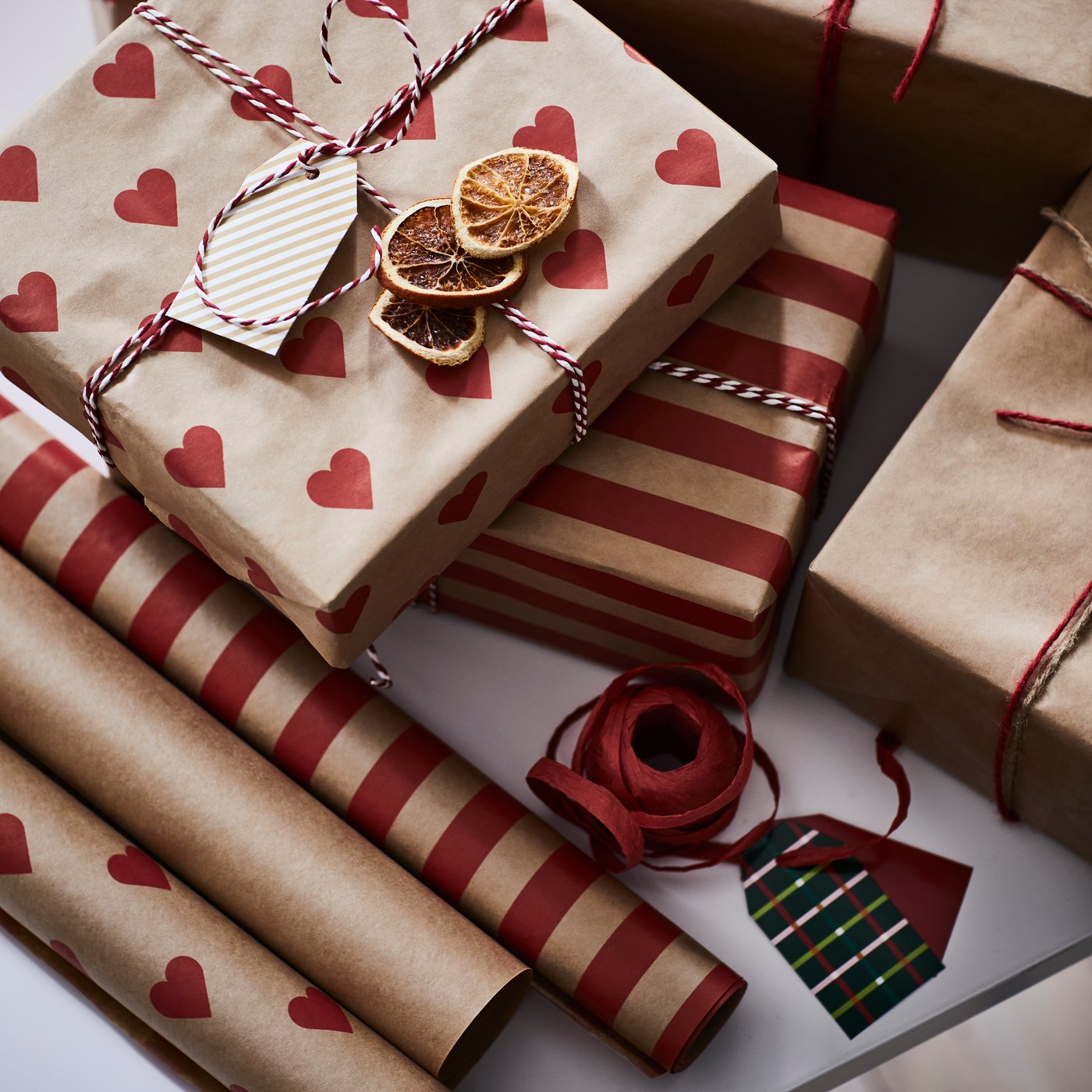 Wrapped presents are next to rolled VINTERFINT gift wrappers with the same patterns.