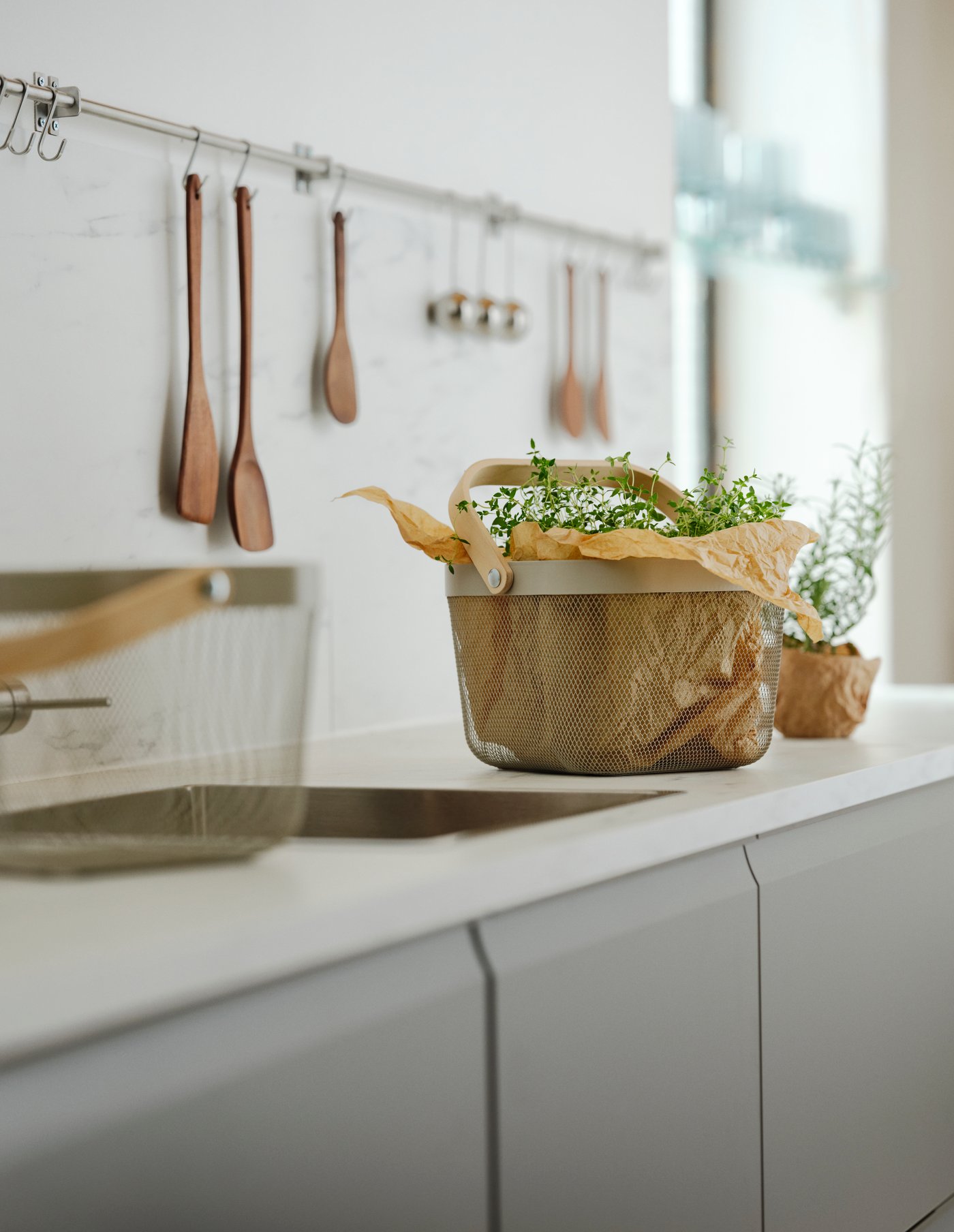 A walnut HULDHET wok spatula in the kitchen