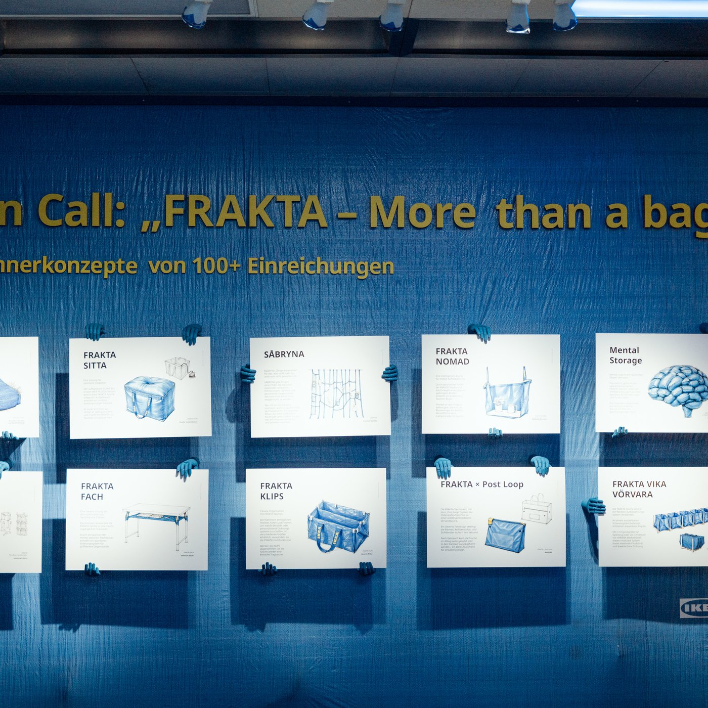 10 Einreichungen des Open Calls: "FRAKTA - More than a bag" auf Tafeln an der Wand.