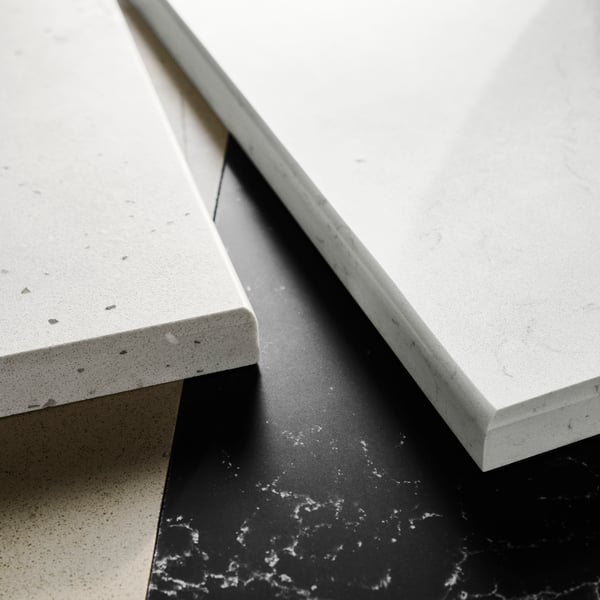 IKEA LOCKEBO glaskeramikbänkskivor med utseende av vit marmor, ljusbeige kalksten, ljusbeige betong och svart marmor.