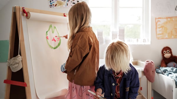 A softwood MÅLA easel