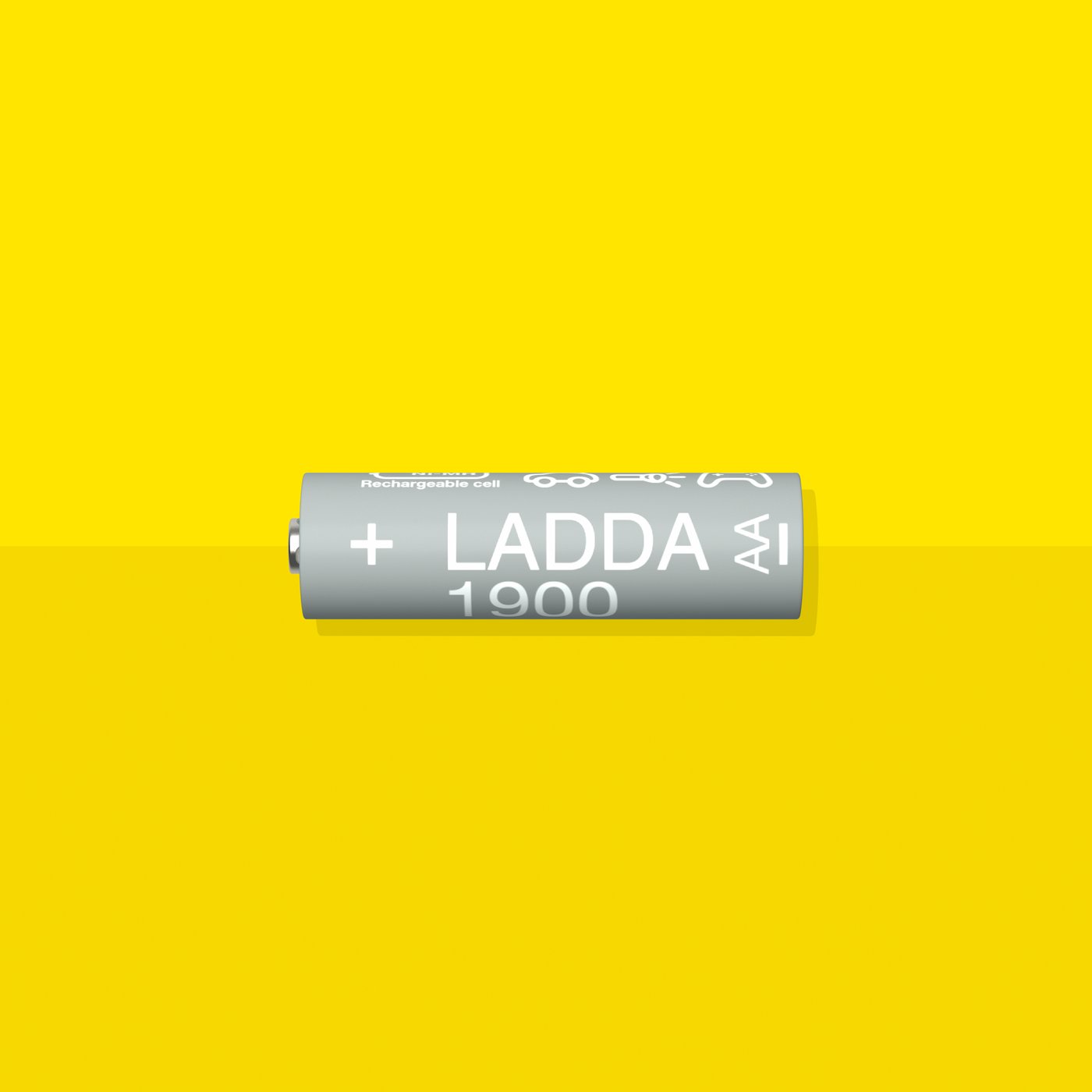 Et LADDA genopladeligt batteri, HR06 AA, med en batterikapacitet på 1900 mAh, ligger på en gul overflade.