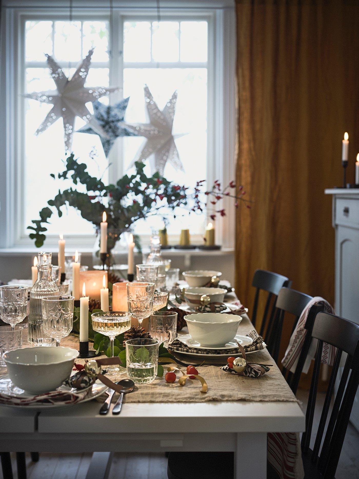 Table de Noël classique et élégante avec de nombreuses bougies.