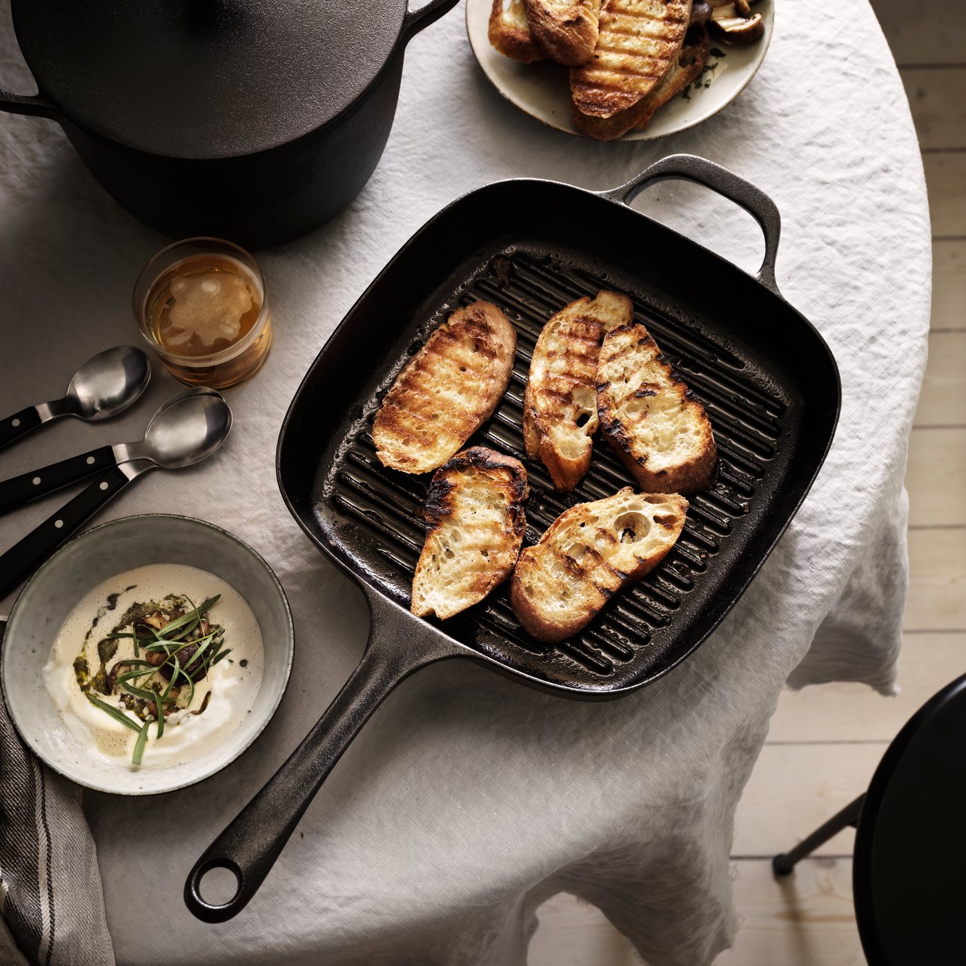 A cast iron VARDAGEN grill pan