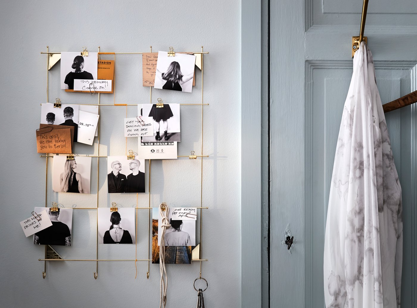 Da IKEA trovi tante idee per personalizzare la casa, come la cornice color ottone MYRHEDEN, fornita di ganci per appendere fotografie e altri piccoli oggetti.