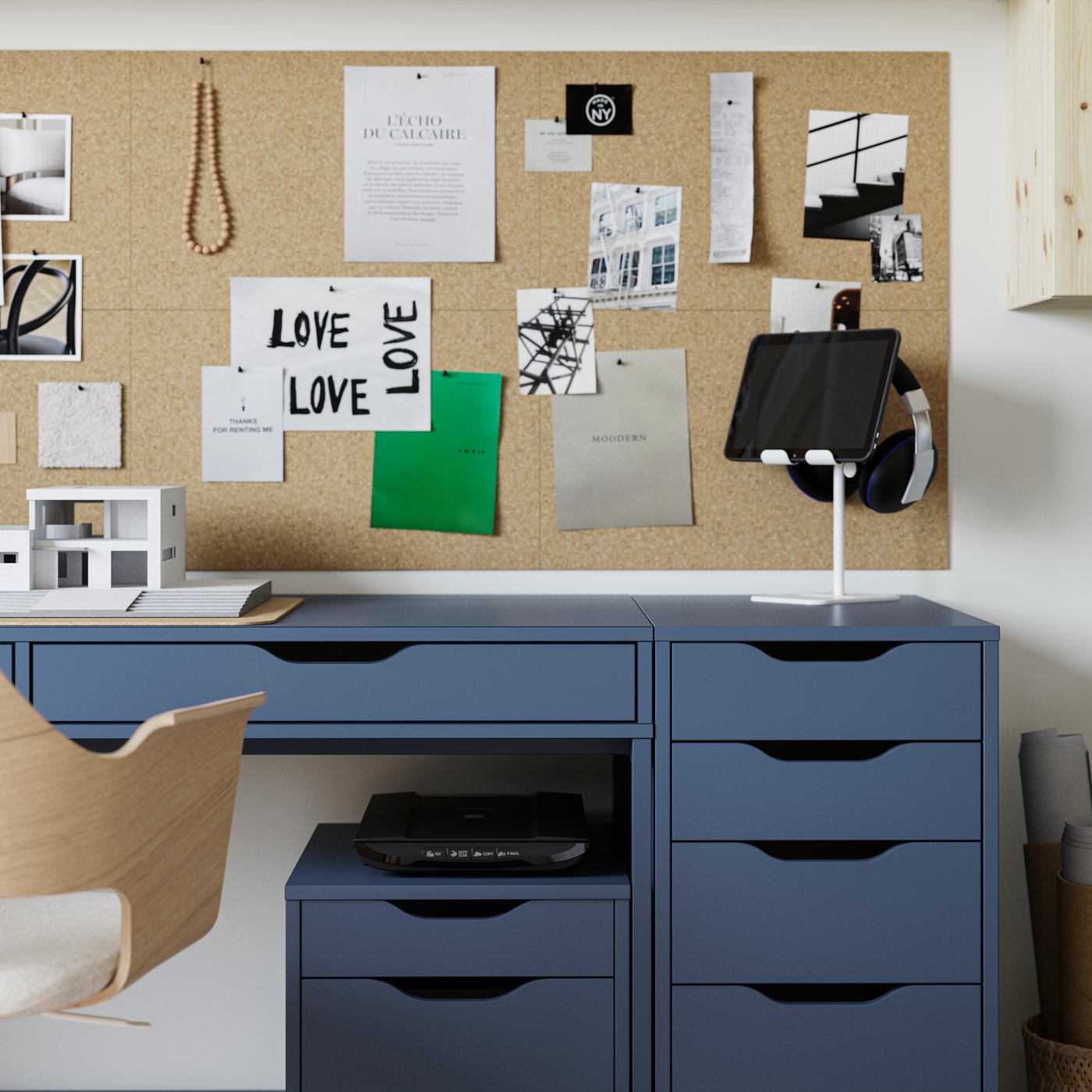 Blauer Schreibtisch mit Kork-Pinnwand, Notizen und Tablet-Halter im Homeoffice