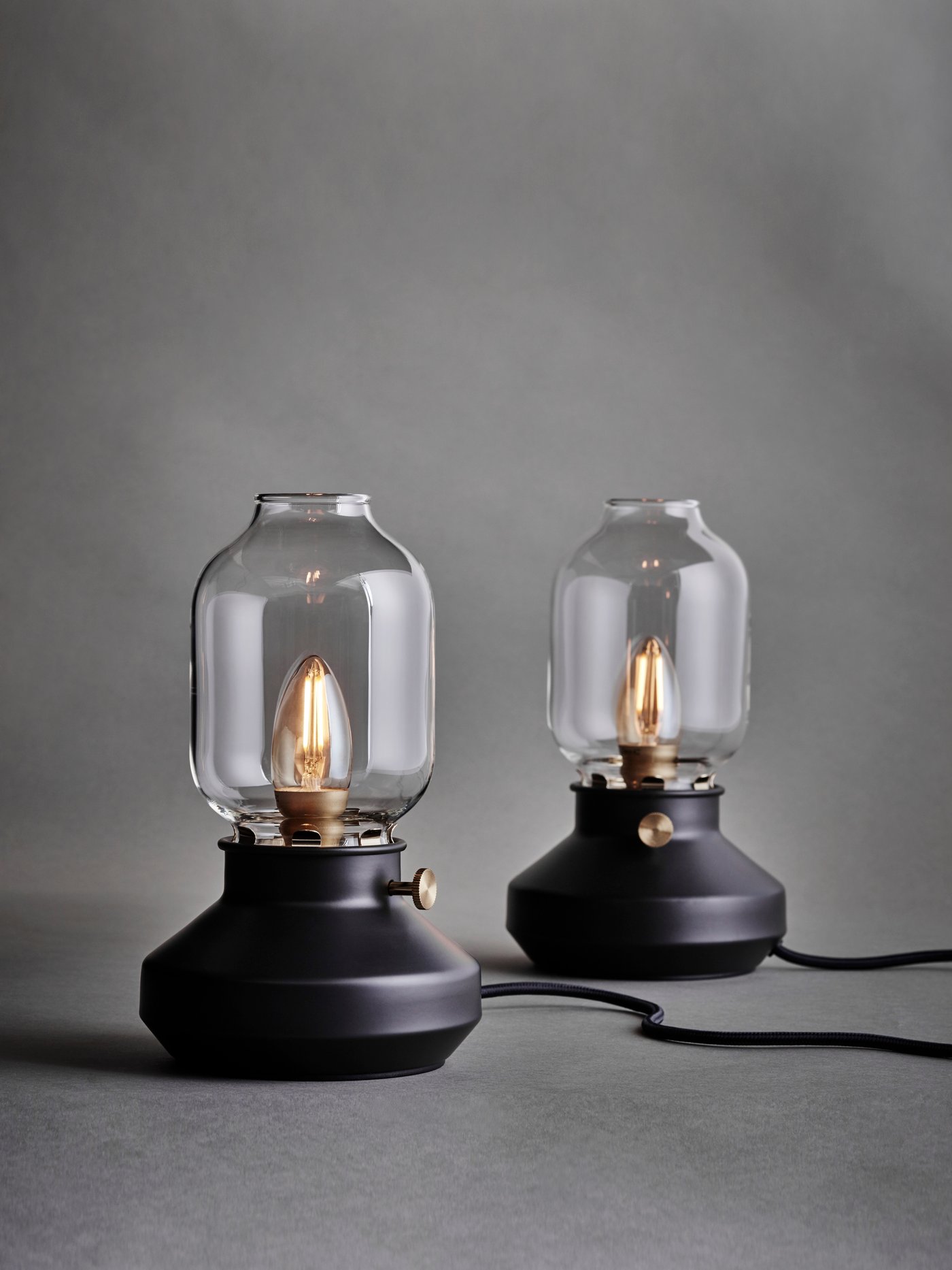 Eine dimmbare anthrazitfarbene TÄRNABY Tischlampe im Wohnzimmer.