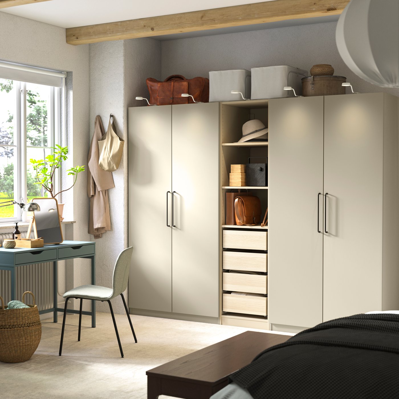 EIne grau beige PAX Einbauschrank Kombination im Schlafzimmer mit 4 Schubladen im Mittelteil.