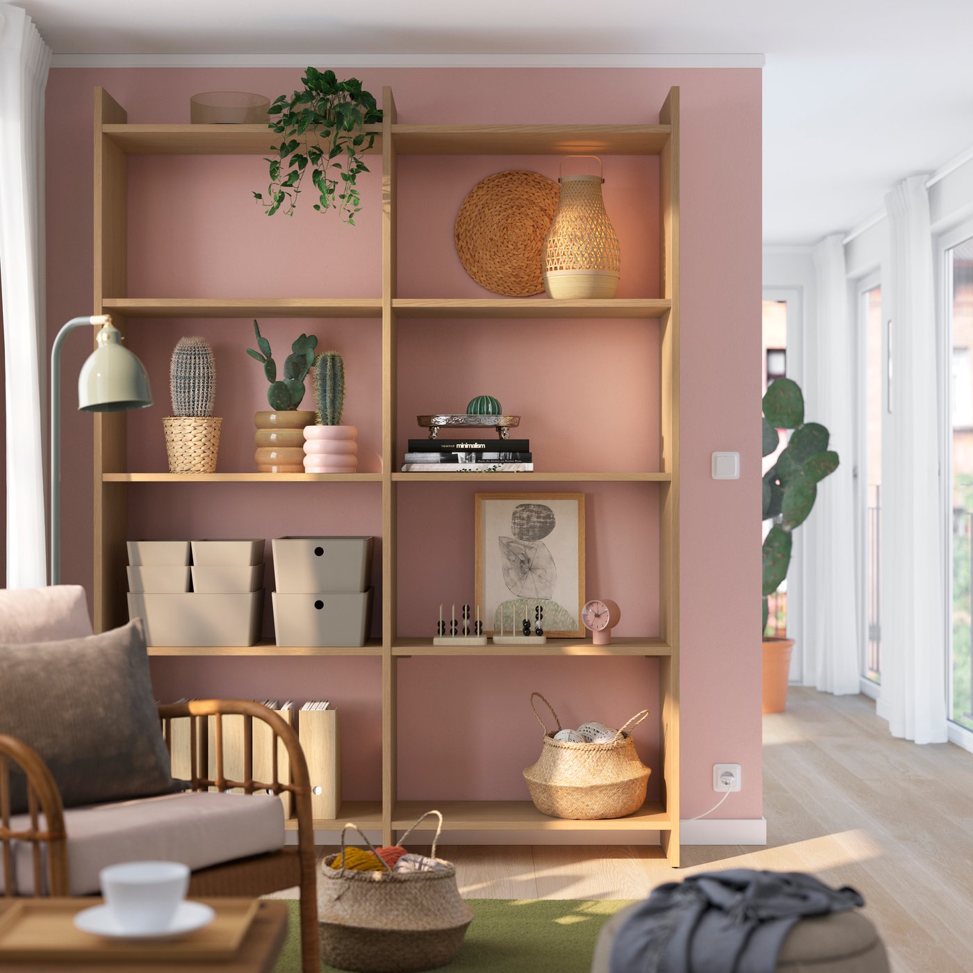 Eine LÅDMAKARE Aufbewahrungskombination mit Regalböden in Eichenoptik im Wohnzimmer.