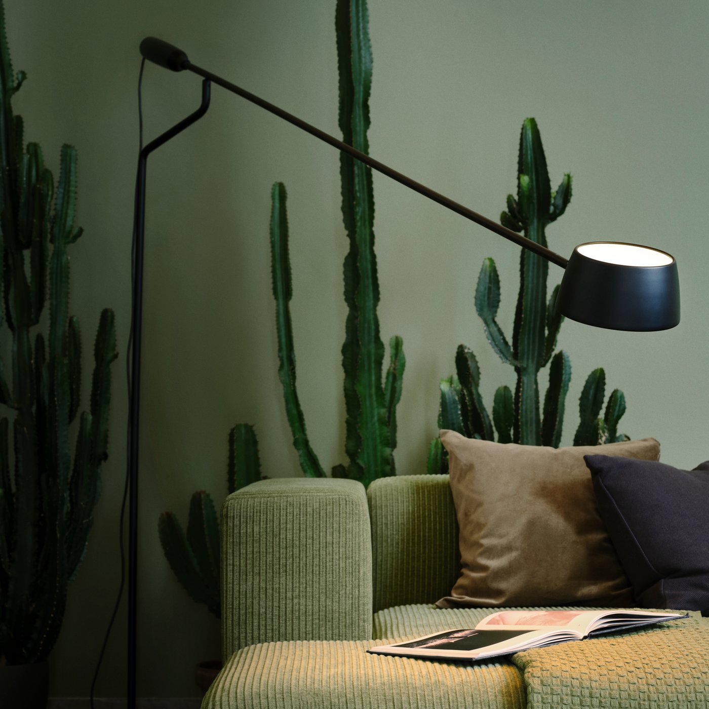 En dæmpbar sort VÅGHÖJD LED gulvlampe