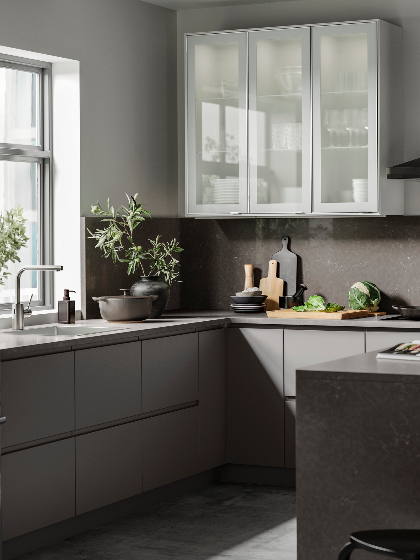 Eine kleine moderne Küche von IKEA mit grauen VOXTORP Fronten.