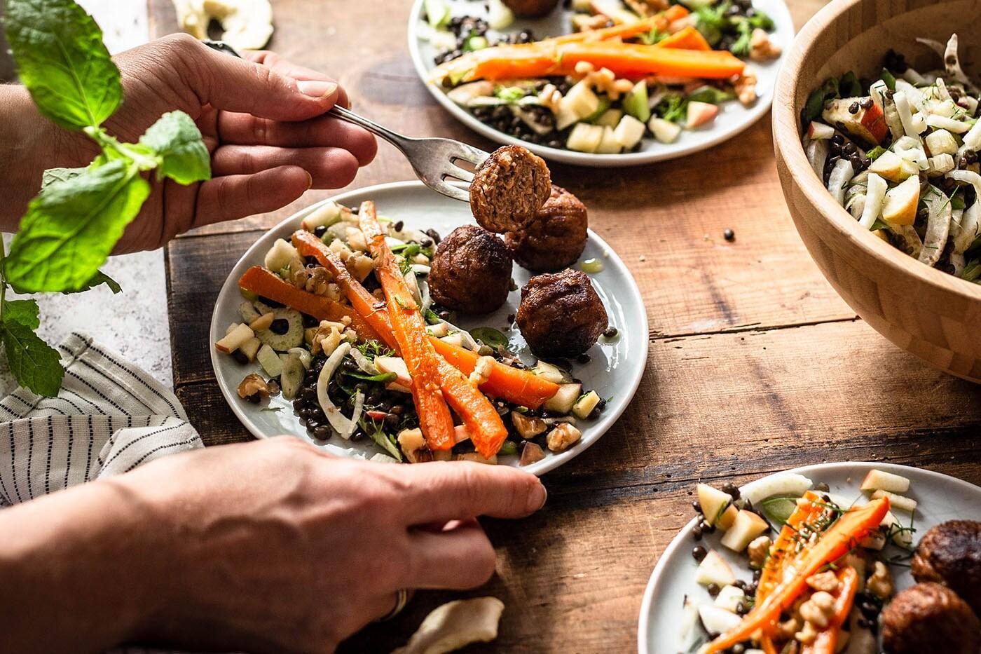 HUVUDROLL con insalata di lenticchie e finocchio