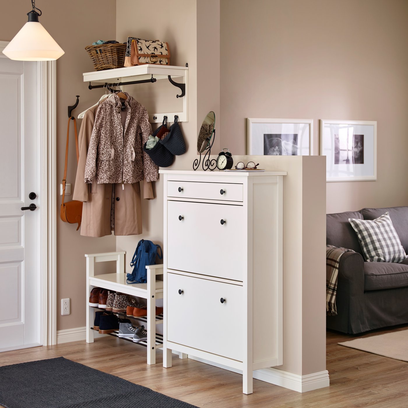 Beli HEMNES cipelarnik u hodniku