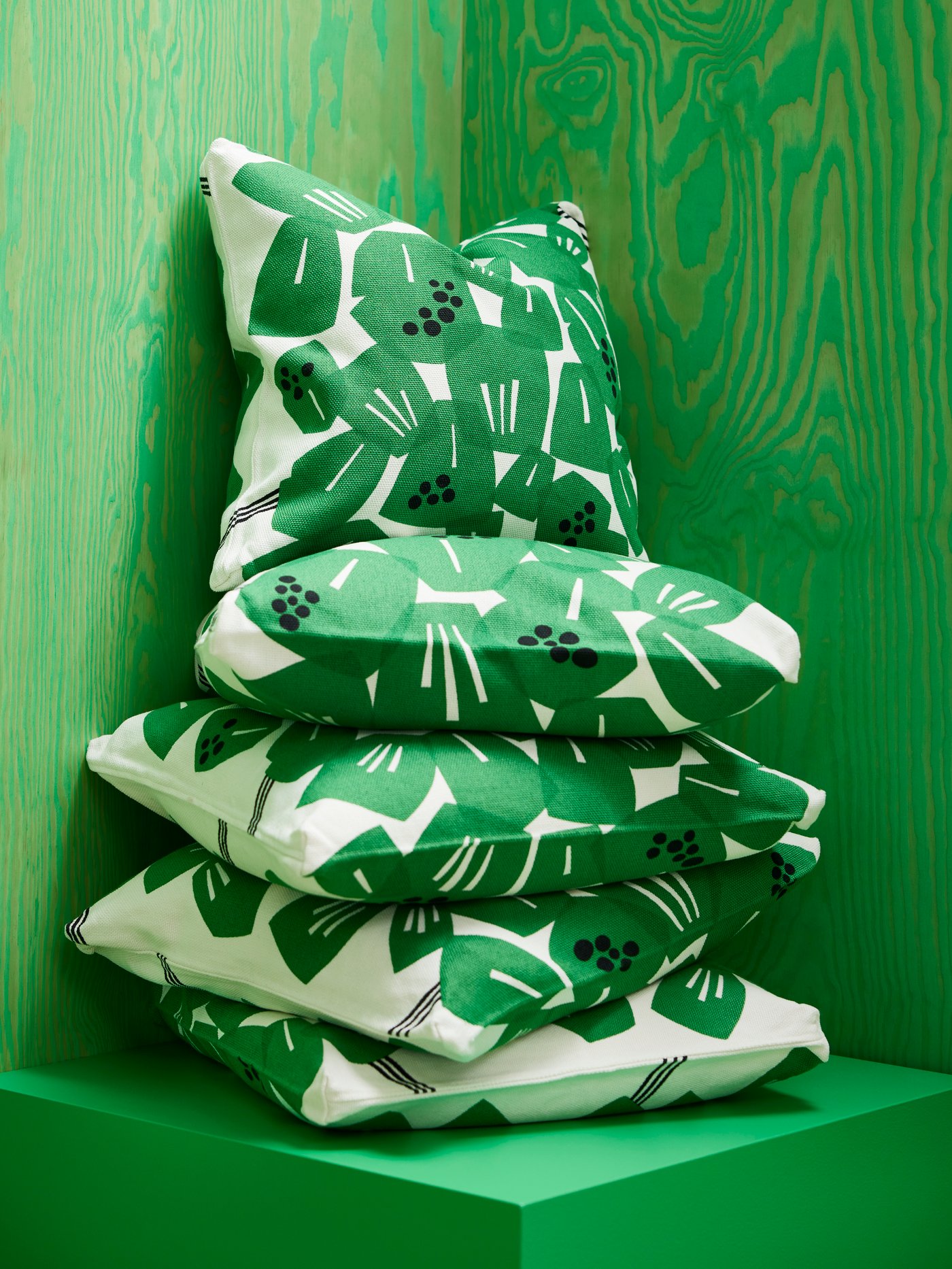 A white/green UNDERBLOMMA cushion cover