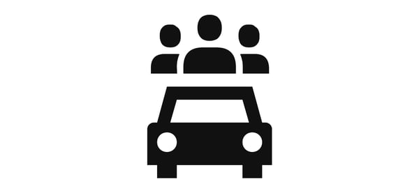 3人が乗った車を描いた白黒アイコン。カープールやライドシェアを表すシンボル