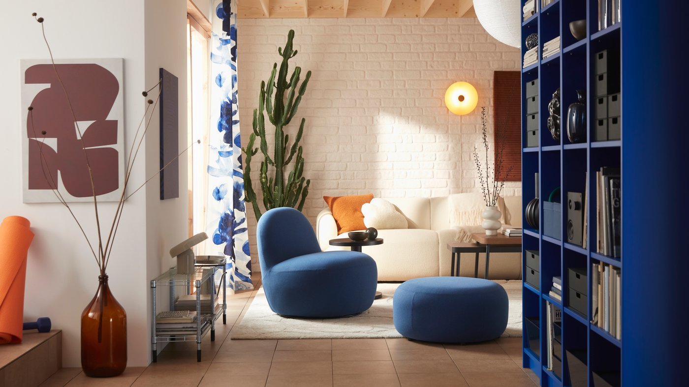 Un puff LILLESÄTER en Gunnared azul oscuro en el salón