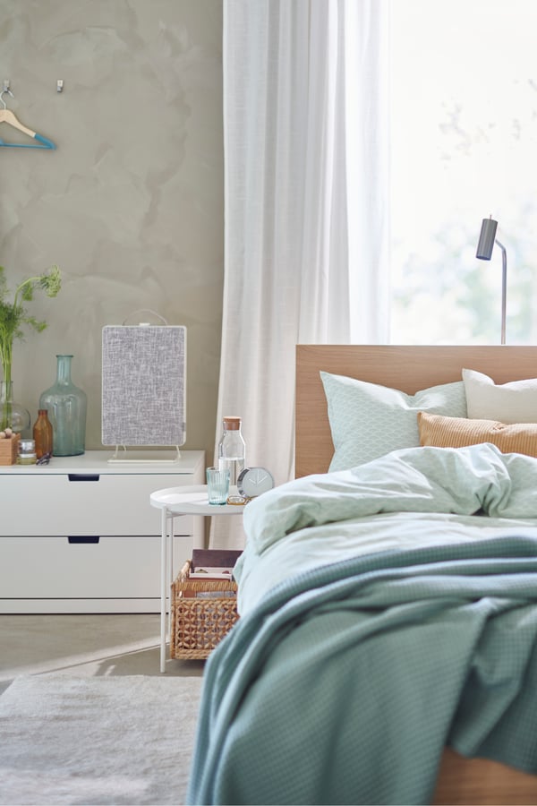 A white/light turquoise KASKADGRAN quilt cover and pillowcase in the bedroom