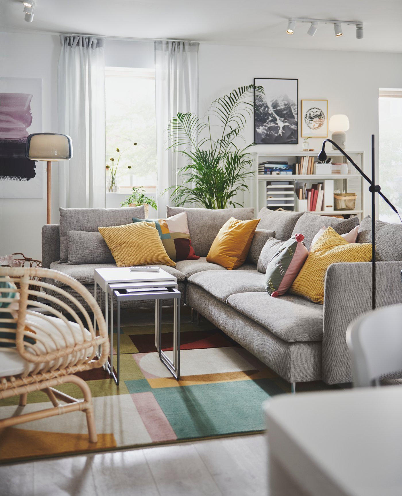 A marble/grey EVEDAL floor lamp in the living room
