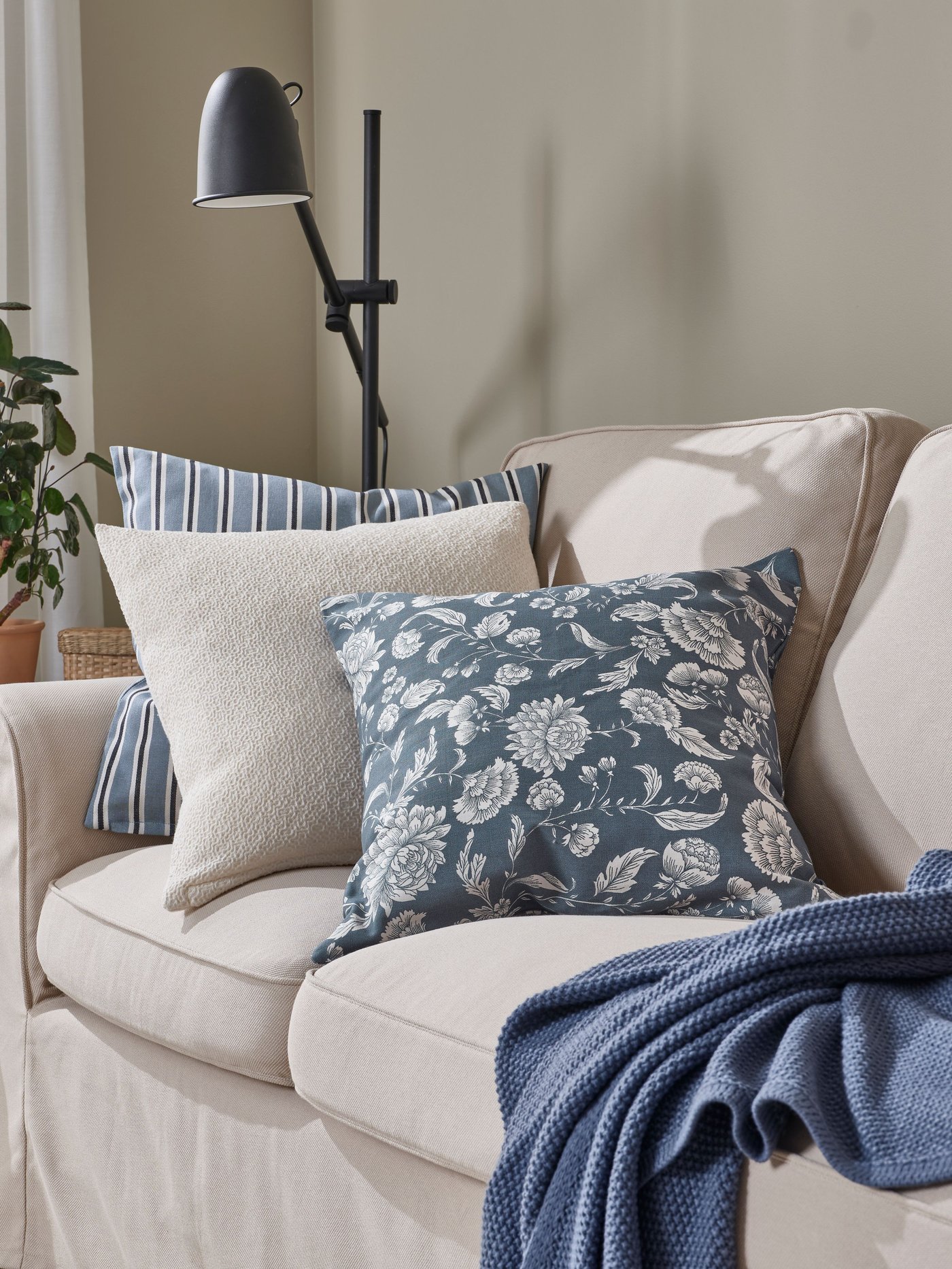 A blue-grey HUMLEMOTT throw in the living room