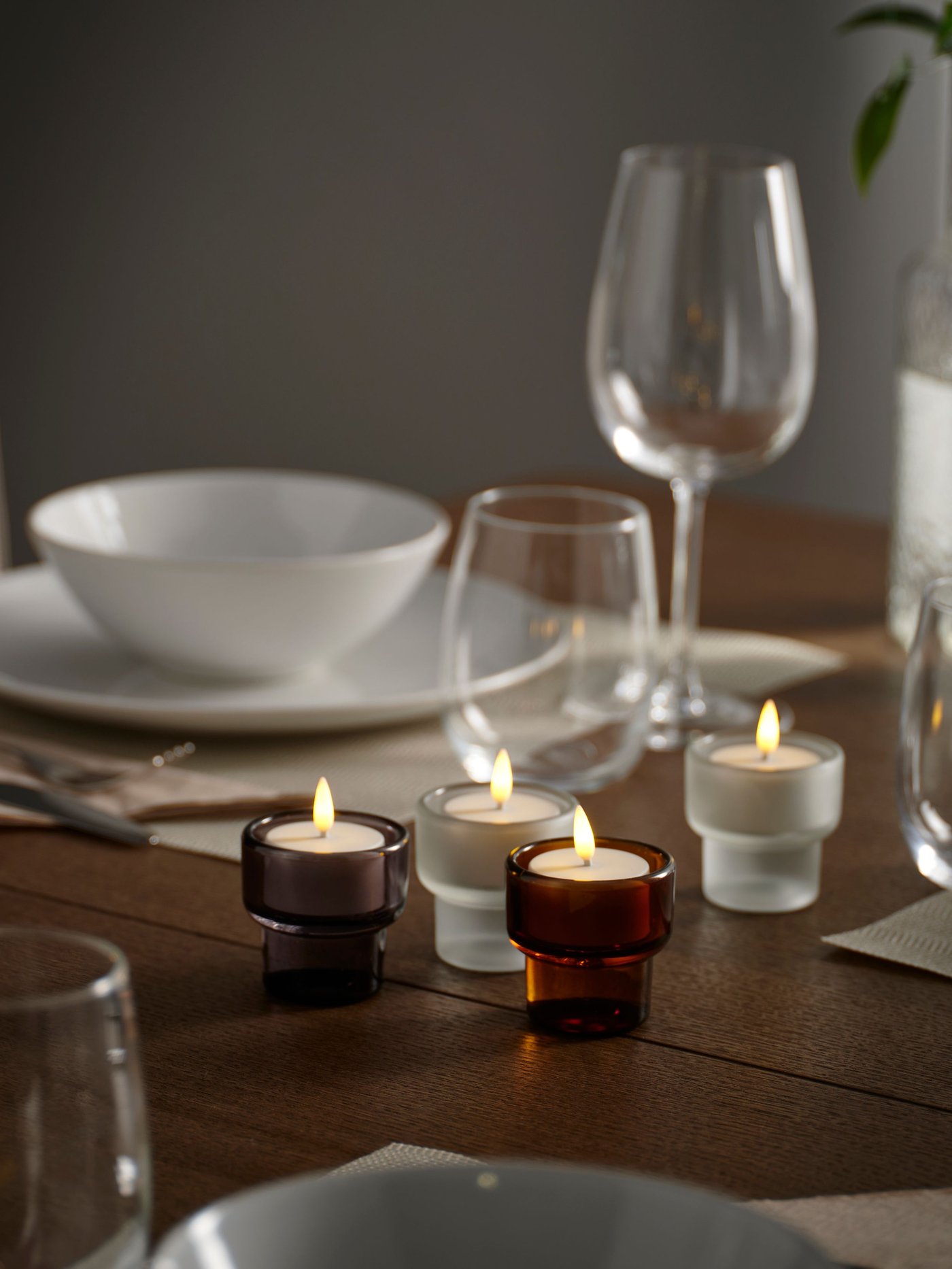 A white SKATGÅS LED tealight