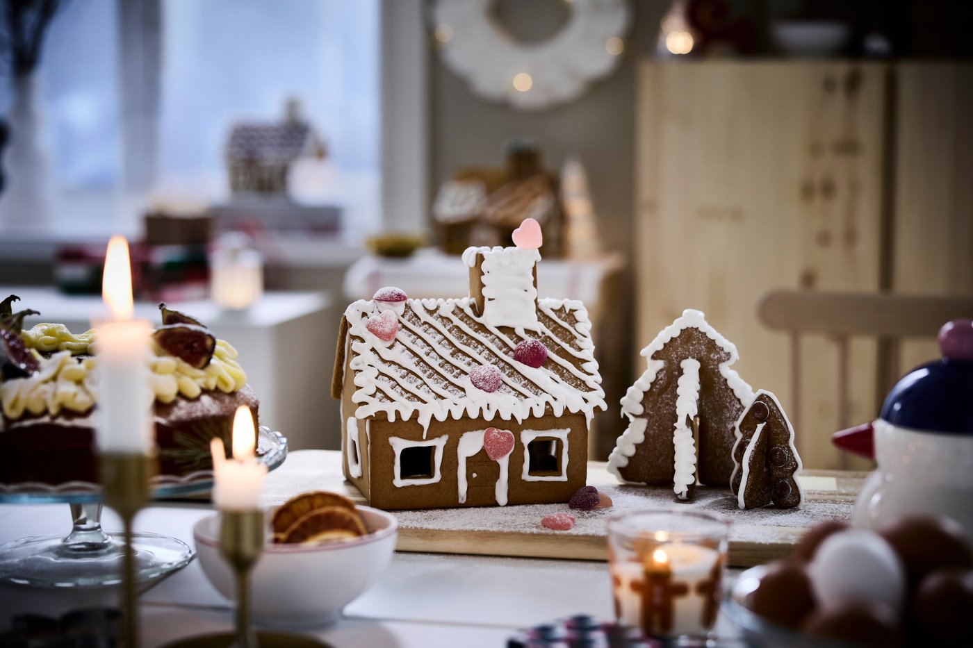 A VINTERSAGA gingerbread trees in the dining room