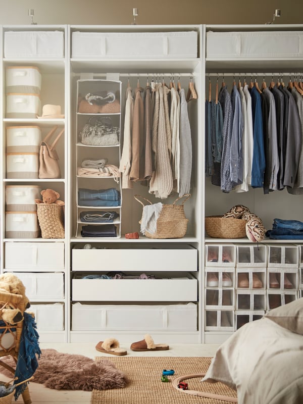 Organizador de ropa para clóset blanco SKUBB con ropa en su interior.