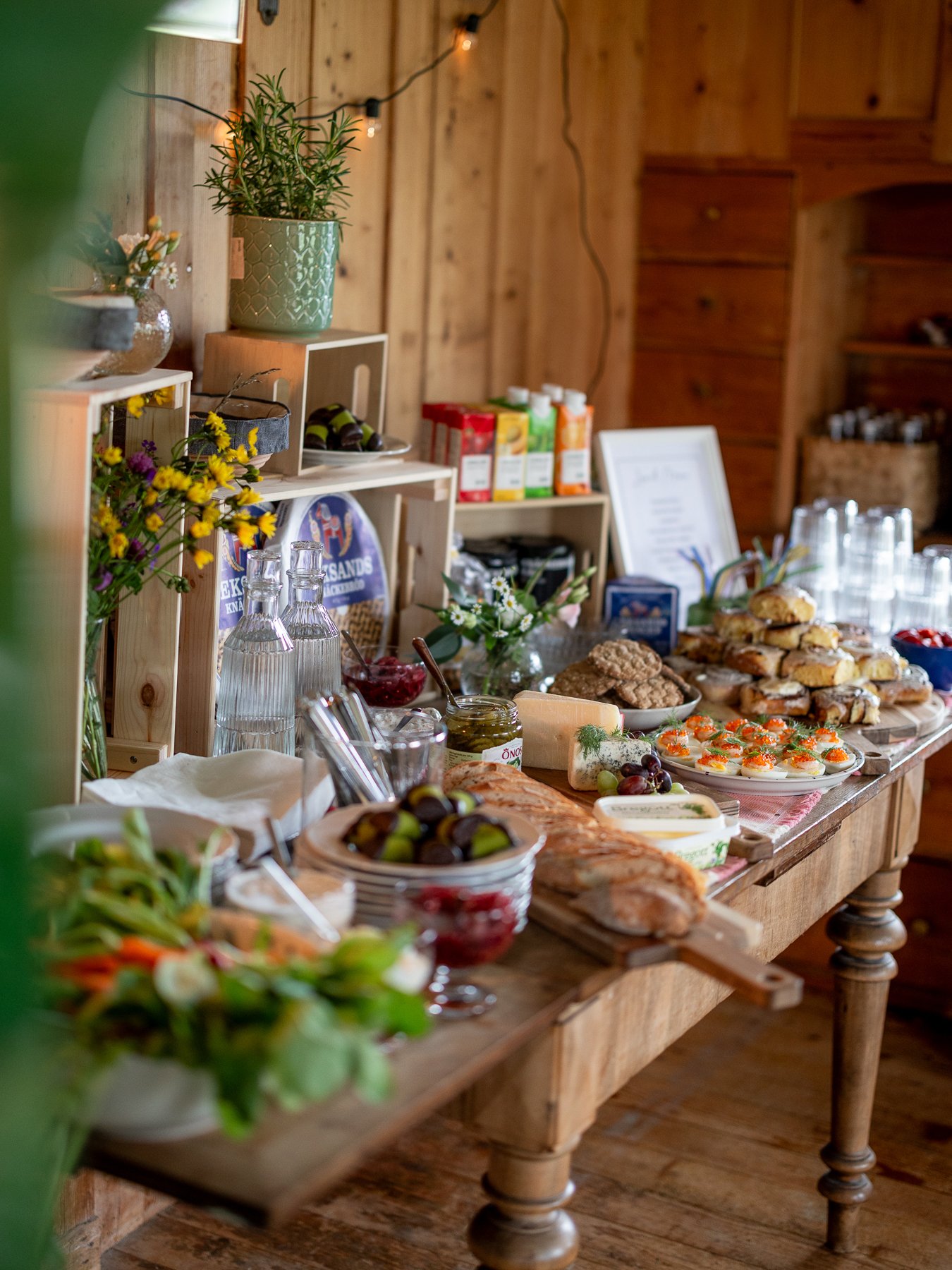 Bild på en uppdukad midsommarbuffé.