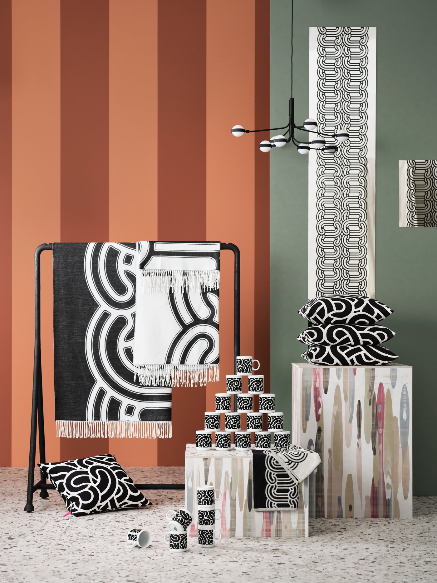 Produits de la collection SÖTRÖNN exposés devant un mur coloré.