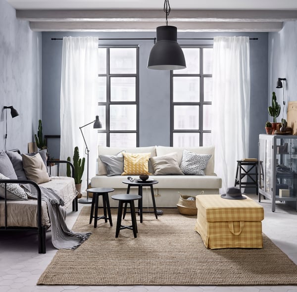 Ein geräumiges Wohnzimmer mit einer Vielzahl von Sitzmöglichkeiten.