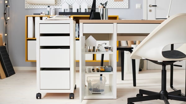 A white/anthracite MICKE desk