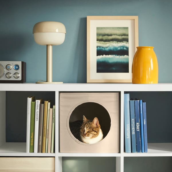 Ein beiges UTSÅDD-Katzenhaus im Wohnzimmer