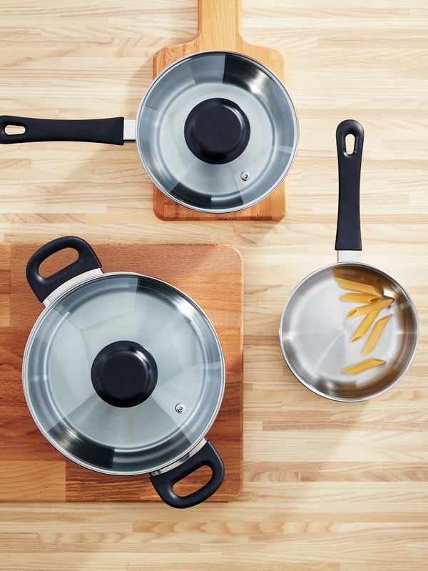 A beech PROPPMÄTT chopping board in the kitchen
