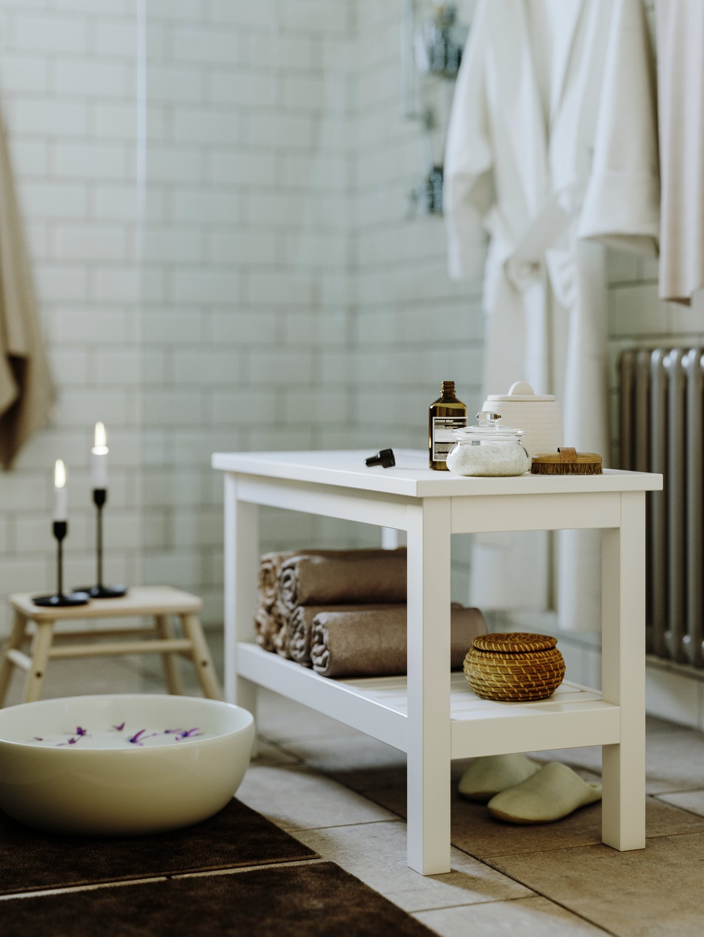 Weiße Sitzbank aus Holz im Badezimmer, bestückt mit Badaccessoires.