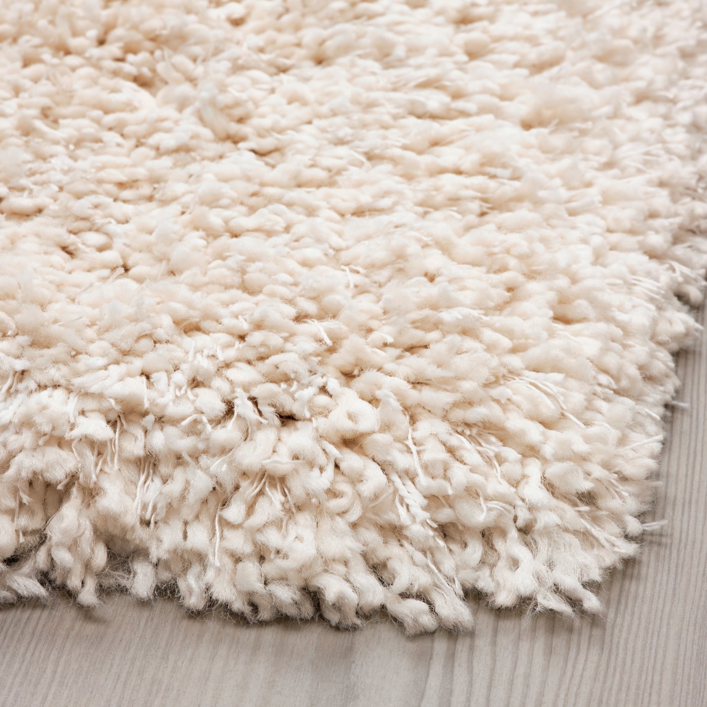 Un tapis VOLLERSLEV blanc à poils longs