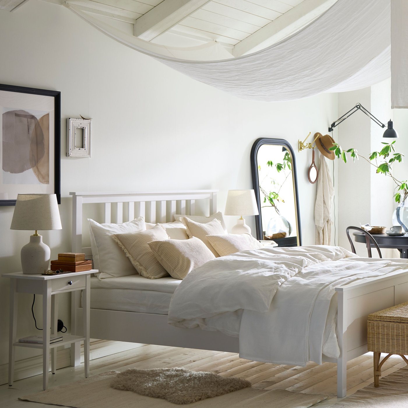 A black stained EDSBRUK frame in the bedroom