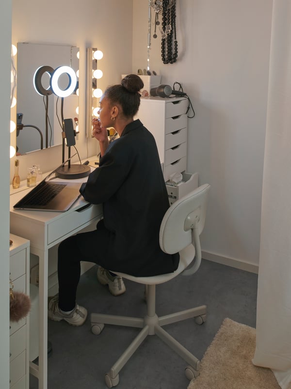 LÅNESPELARE on a vanity desk.