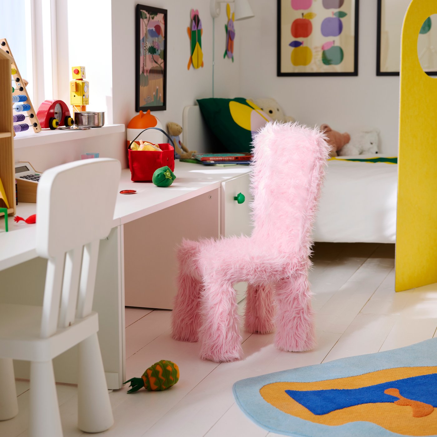 A faux fur/pink GREJSIMOJS cover for children's chair