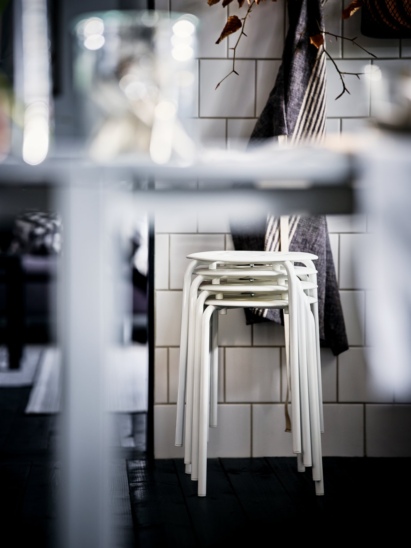 A grey MARIATHERES apron in the dining room
